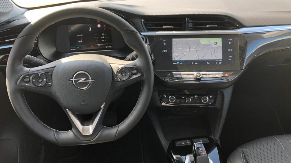 NØKTERNT: Instrumentpanelet er logisk og oversiktlig, og har former vi kjenner fra øvrige Opel-modeller.