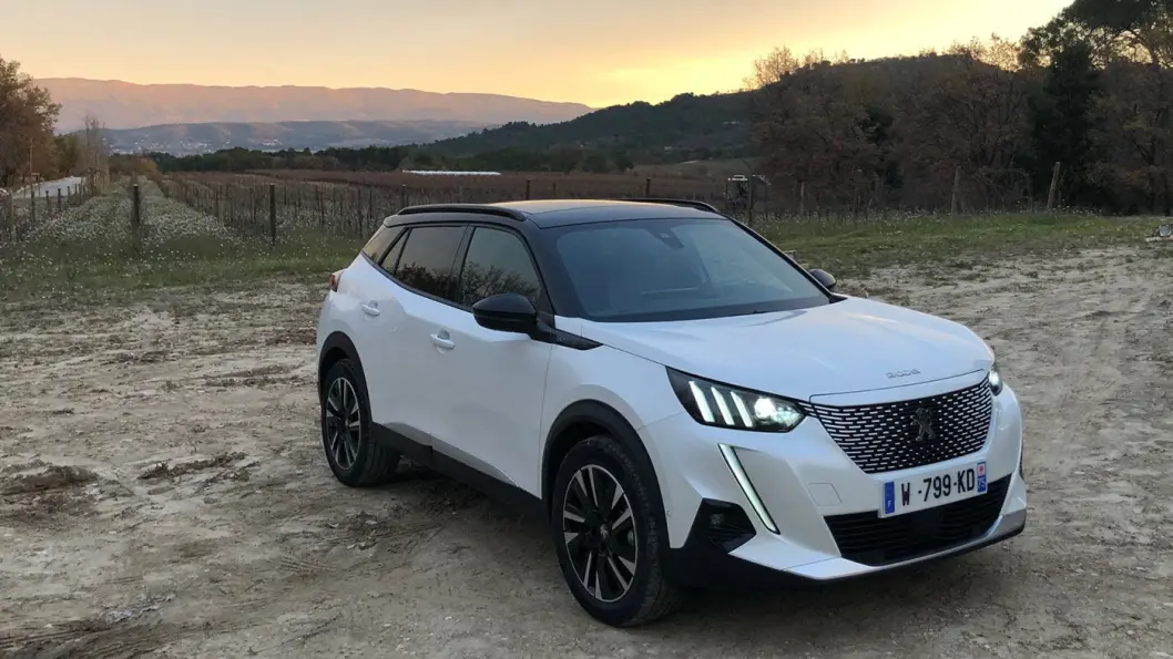 HELT NY: Peugeot e2008 kommer til Norge på nyåret, og blir merkets viktigste modell i Norge i 2020. Prisene er nå klare. HELT NY: Peugeot e2008 kommer til Norge på nyåret, og blir merkets viktigste modell i Norge i 2020. Prisene er nå klare.