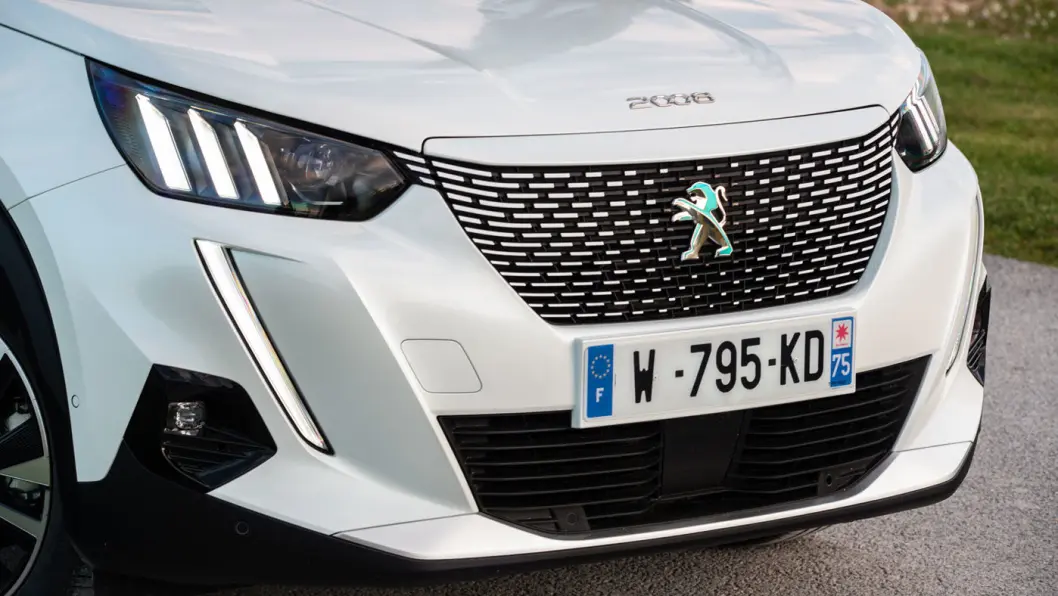 LØVE-DNA: Designmessig er e2008 umiskjennelig Peugeot med løve i grillen og klør i lyssignaturen. e2008 og ordinære 2008 er identiske i eksteriøret – med ett unntak: På e2008 er stripene i grillen horisontale, på 2008 er de vertikale. LØVE-DNA: Designmessig er e2008 umiskjennelig Peugeot med løve i grillen og klør i lyssignaturen. e2008 og ordinære 2008 er identiske i eksteriøret – med ett unntak: På e2008 er stripene i grillen horisontale, på 2008 er de vertikale.