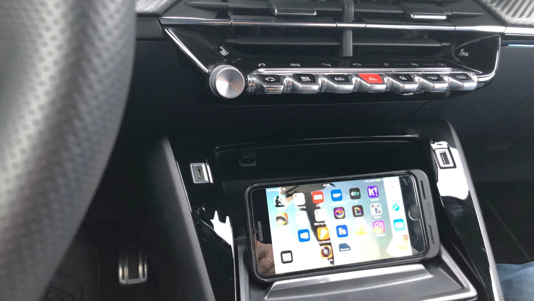 MOBILHOLDER: Må du bruke en halvtimes tid på å lade, så slipper du å holde mobilen vannrett mens du ser en film. MOBILHOLDER: Må du bruke en halvtimes tid på å lade, så slipper du å holde mobilen vannrett mens du ser en film.