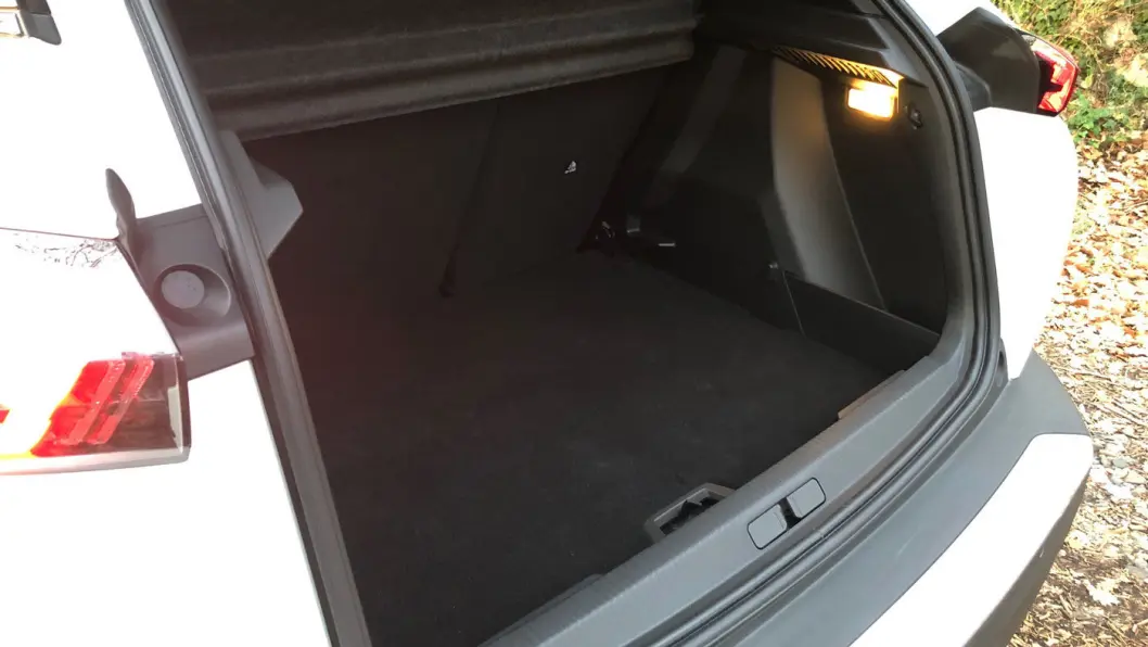 BRA BAGASJEPLASS: Volumet på 434 liter er over 50 liter mer enn i Volkswagen ID.3. BRA BAGASJEPLASS: Volumet på 434 liter er over 50 liter mer enn i Volkswagen ID.3.