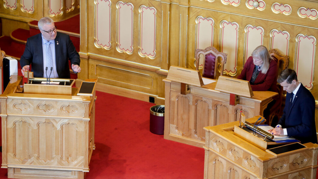 VAR SKEPTISK: Bård Hoksrud (t.v.) krever at samferdselsminister Knut Arild Hareide (t.h.) tar grep etter Motors bombrikke-avsløringer. Her fra en spørretime i Stortinget i mai. Foto: Vidar Ruud, NTB scanpix VAR SKEPTISK: Bård Hoksrud (t.v.) krever at samferdselsminister Knut Arild Hareide (t.h.) tar grep etter Motors bombrikke-avsløringer. Her fra en spørretime i Stortinget i mai. Foto: Vidar Ruud, NTB scanpix