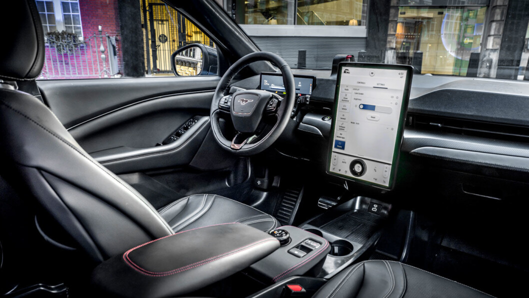 MOBIL: Fords første ordentlig elbil har infoskjerm i Tesla-størrelse, men med stående framfor liggende visning. MOBIL: Fords første ordentlig elbil har infoskjerm i Tesla-størrelse, men med stående framfor liggende visning.