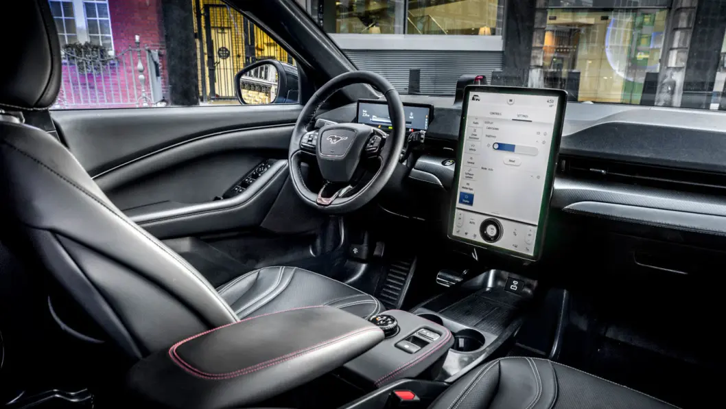 MOBIL: Fords første ordentlig elbil har infoskjerm i Tesla-størrelse, men med stående framfor liggende visning. MOBIL: Fords første ordentlig elbil har infoskjerm i Tesla-størrelse, men med stående framfor liggende visning.