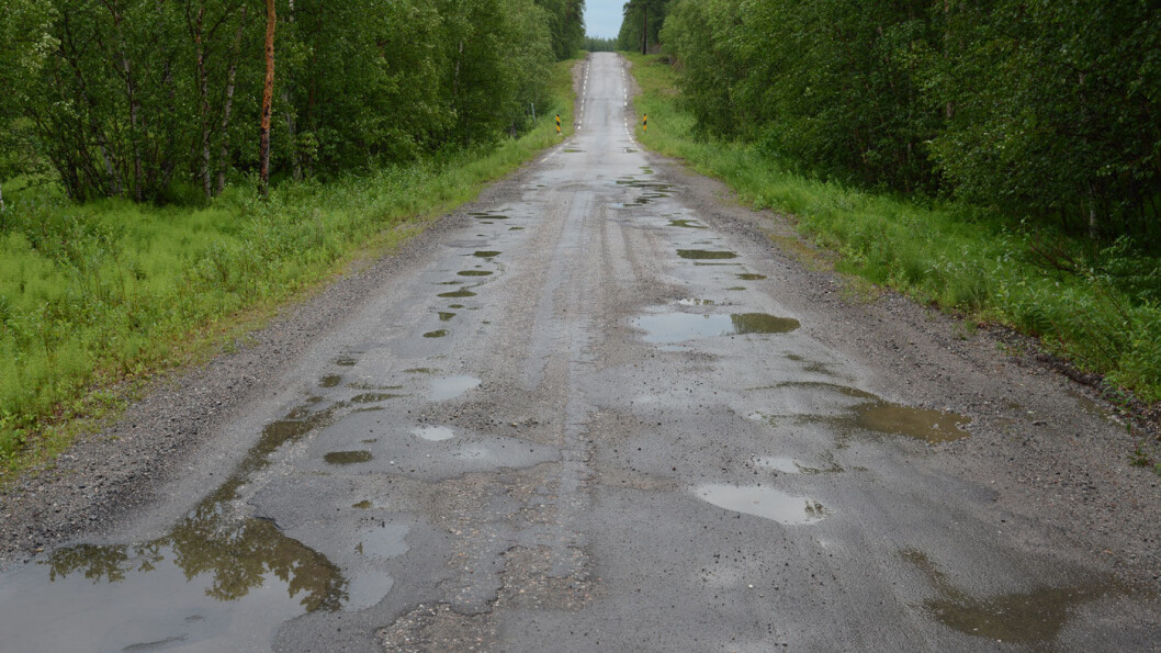 INGEN UNDER, INGEN PÅ SIDEN: Pasvikveien i Finnmark, fylkesvei 855, er sannsynligvis en av Norges dårligste veier. Foto: Per Roger Lauritzen INGEN UNDER, INGEN PÅ SIDEN: Pasvikveien i Finnmark, fylkesvei 855, er sannsynligvis en av Norges dårligste veier. Foto: Per Roger Lauritzen