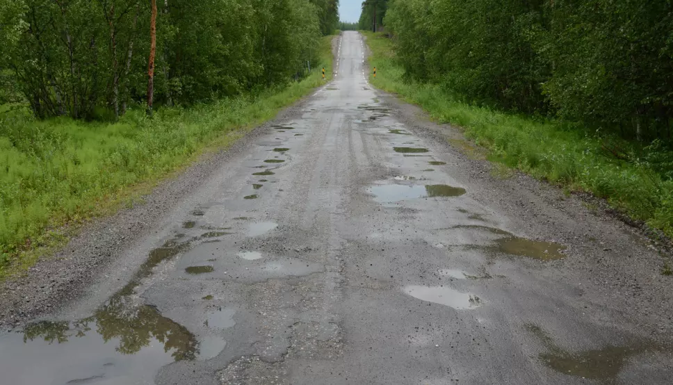INGEN UNDER, INGEN PÅ SIDEN: Pasvikveien i Finnmark, fylkesvei 855, er sannsynligvis en av Norges dårligste veier.