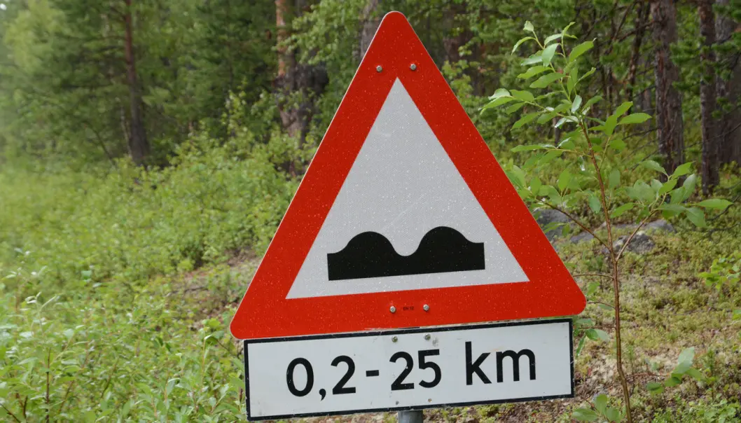<span class="font-weight-bold" data-lab-font_weight_desktop="font-weight-bold">HOMPETITTEN:</span> Skiltet langs Pasvikveien levner ingen tvil om hva som er i vente lengre ned i veien. <span class="font-weight-bold" data-lab-font_weight_desktop="font-weight-bold">HOMPETITTEN:</span> Skiltet langs Pasvikveien levner ingen tvil om hva som er i vente lengre ned i veien.