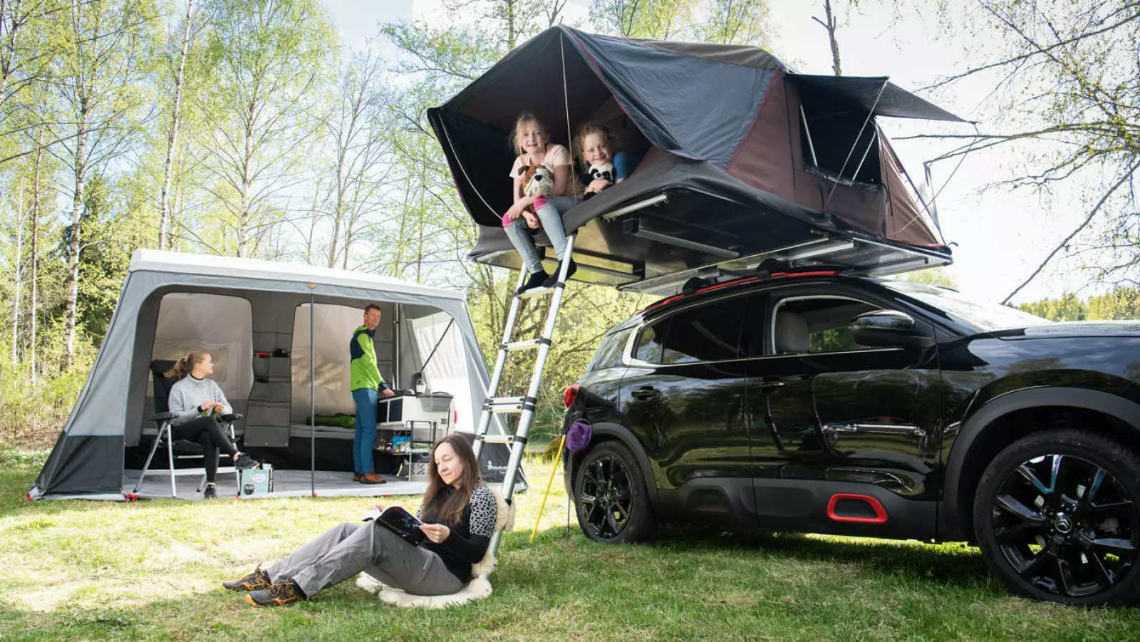 UT PÅ TUR, ALDRI SUR: Det er mange smarte, enkle campingløsninger å velge blant for bilturister, men uansett hva du velger er det viktig med godt humør!