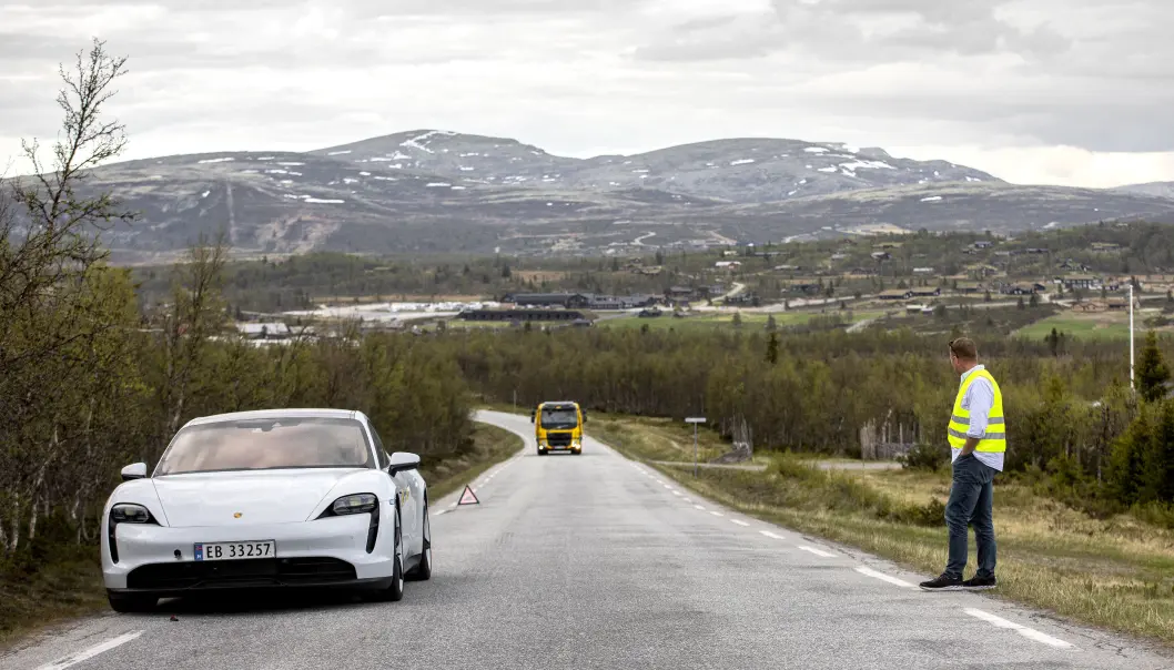 HJELP: En Porsche Taycan venter på bilberger, men kun fordi den bevisst ble kjørt tom for strøm av Motor/NAF. HJELP: En Porsche Taycan venter på bilberger, men kun fordi den bevisst ble kjørt tom for strøm av Motor/NAF.