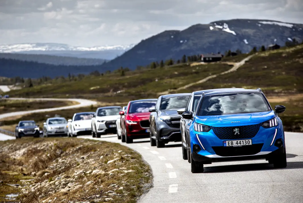 FJELLKLATRERNE: Et knippe elbiler med Peugeot e-2008 fremst på vei over Venabygdsfjellet. FJELLKLATRERNE: Et knippe elbiler med Peugeot e-2008 fremst på vei over Venabygdsfjellet.