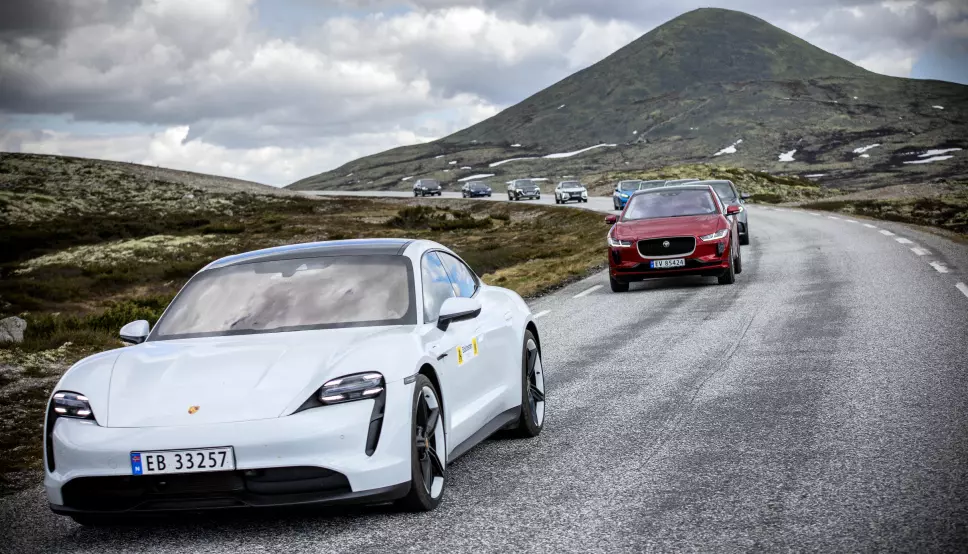 ELBILBØLGEN: Stadig flere velger elbil, men salget halter etter 2025-målet.