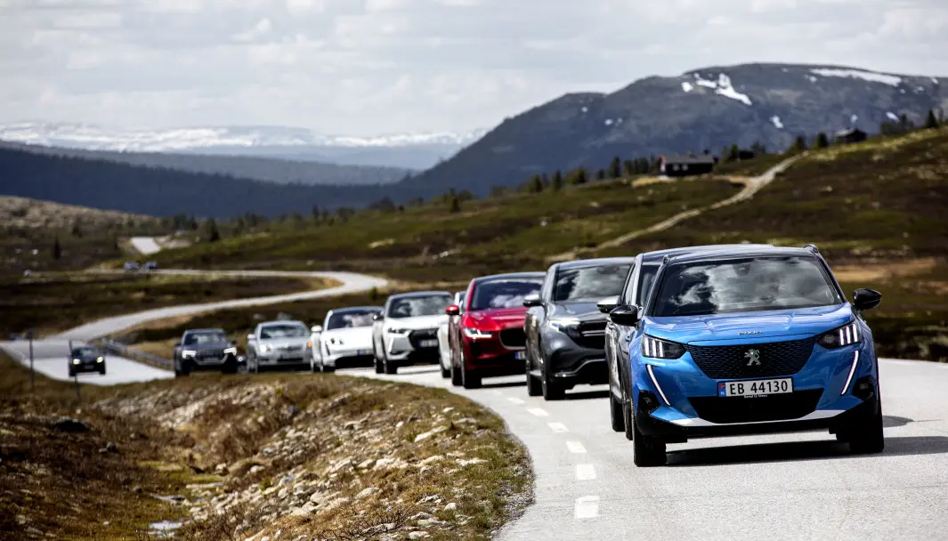 <span class="font-weight-bold" data-lab-font_weight_desktop="font-weight-bold">SOMMER 2020: </span>Peugeot e-2008 leder an et knippe biler over Venabygdsfjellet. <span class="font-weight-bold" data-lab-font_weight_desktop="font-weight-bold">SOMMER 2020: </span>Peugeot e-2008 leder an et knippe biler over Venabygdsfjellet.