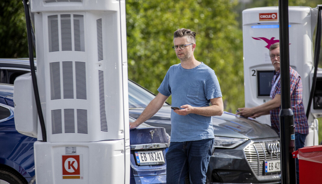 TENK LADETID: Nils Sødal og Audun Bergerud (bak) i NAF passer klokken under ladetesten i juni. TENK LADETID: Nils Sødal og Audun Bergerud (bak) i NAF passer klokken under ladetesten i juni.