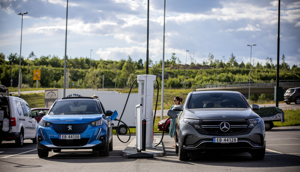 <b>LADETEST: </b>Peugeot e-2008 og Mercedes EQC side om side under NAF og Motors store rekkevidde- og ladetest tidligere i sommer. <b>LADETEST: </b>Peugeot e-2008 og Mercedes EQC side om side under NAF og Motors store rekkevidde- og ladetest tidligere i sommer.