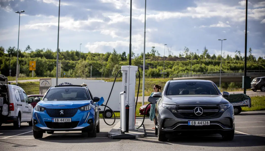 <b>LADETEST: </b>Peugeot e-2008 og Mercedes EQC side om side under NAF og Motors store rekkevidde- og ladetest tidligere i sommer. <b>LADETEST: </b>Peugeot e-2008 og Mercedes EQC side om side under NAF og Motors store rekkevidde- og ladetest tidligere i sommer.