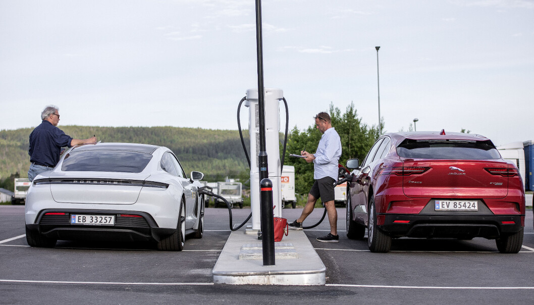 <b>LADEARBEID</b>: Motors medarbeidere under ladetesten på Circle K, Dal – med henholdsvis Porsche Taycan og Jaguar I-Pace. <b>LADEARBEID</b>: Motors medarbeidere under ladetesten på Circle K, Dal – med henholdsvis Porsche Taycan og Jaguar I-Pace.