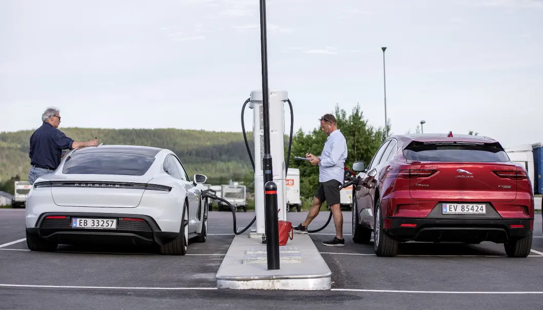 <b>LADEARBEID</b>: Motors medarbeidere under ladetesten på Circle K, Dal – med henholdsvis Porsche Taycan og Jaguar I-Pace. <b>LADEARBEID</b>: Motors medarbeidere under ladetesten på Circle K, Dal – med henholdsvis Porsche Taycan og Jaguar I-Pace.