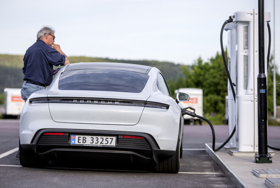 GENIAL NYHET: Tesla har så langt vært eneste med automatisk betaling. Nå får Porsche det også. GENIAL NYHET: Tesla har så langt vært eneste med automatisk betaling. Nå får Porsche det også.