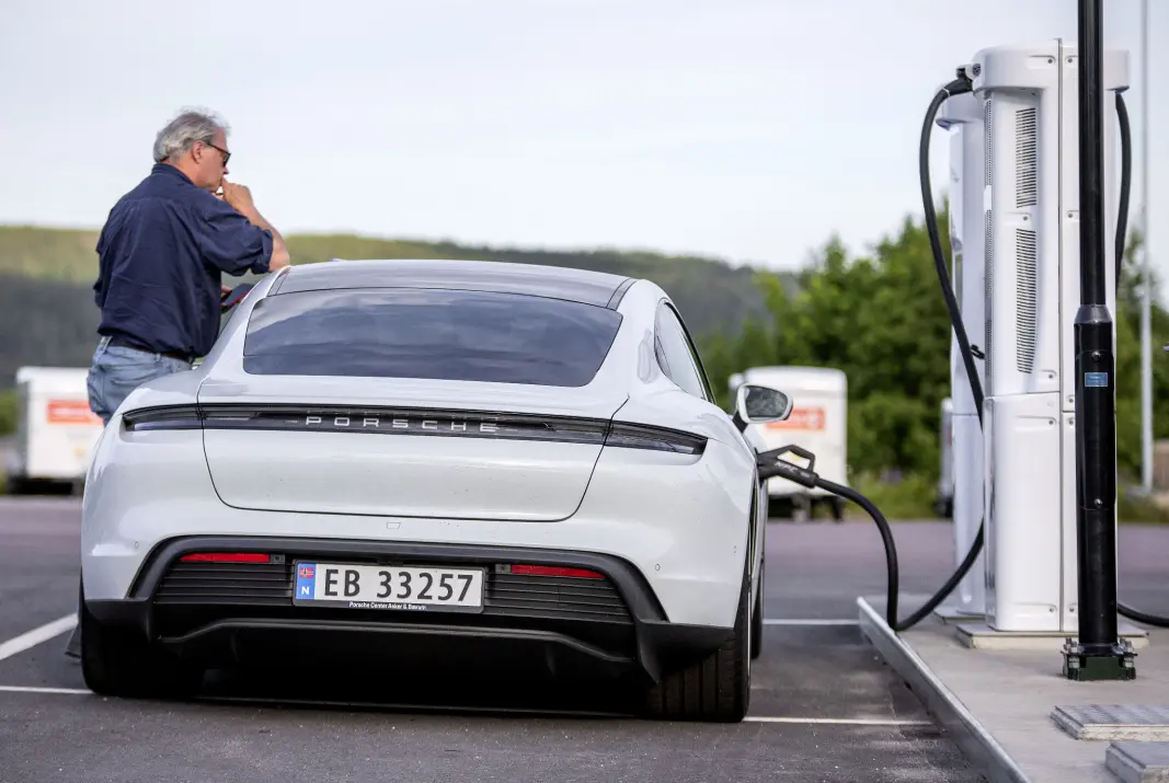 GENIAL NYHET: Tesla har så langt vært eneste med automatisk betaling. Nå får Porsche det også. GENIAL NYHET: Tesla har så langt vært eneste med automatisk betaling. Nå får Porsche det også.