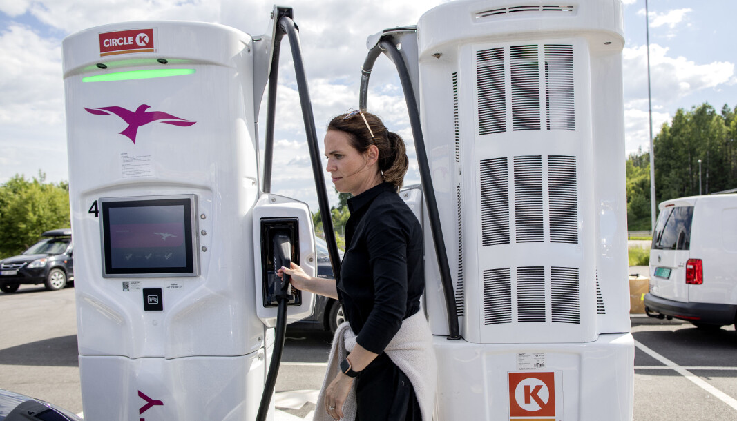 KLAR-FERDIG-TEST: Hanne Roll i NAF gjør seg klar til å lade en Kia e-Niro under sommerens test. KLAR-FERDIG-TEST: Hanne Roll i NAF gjør seg klar til å lade en Kia e-Niro under sommerens test.