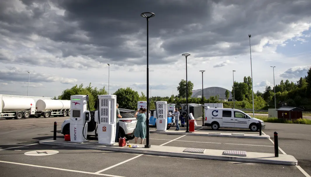 LADESTOPP: Nå er det nesten 350.000 elbiler i Norge. Det tilsvarer 106 biler per hurtiglader. LADESTOPP: Nå er det nesten 350.000 elbiler i Norge. Det tilsvarer 106 biler per hurtiglader.