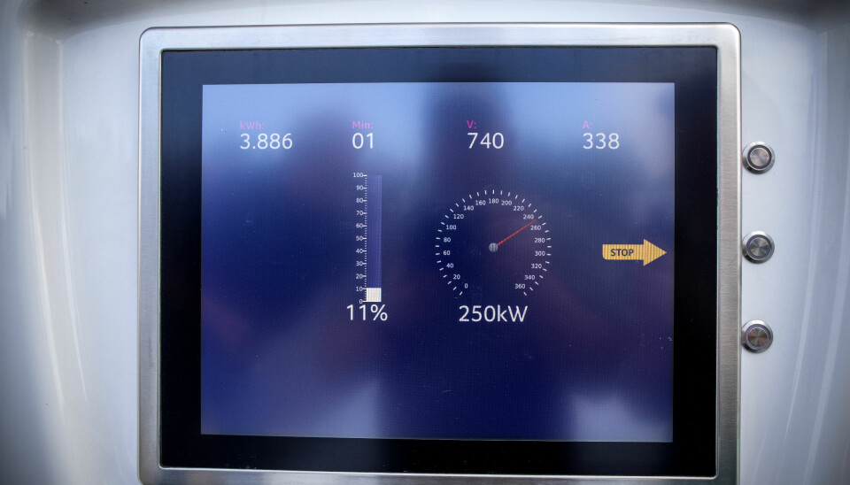 RETT I TAKET: Porsche Taycan lader med ekstremt høy effekt. Her er infoskjermen som forteller om 250 kW mottatt.