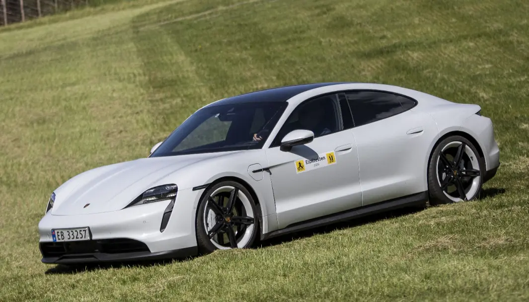 ELEGANSE PÅ TYSK: Porsche Taycan 4S ELEGANSE PÅ TYSK: Porsche Taycan 4S