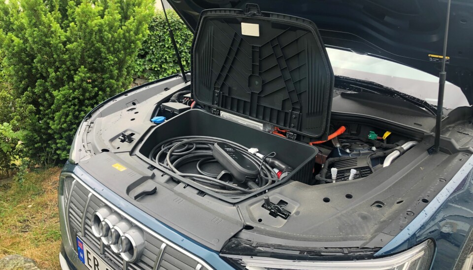 I FRUNKEN: Inni frunken, sammen med ladekabelen, har Audi e-tron-eieren gjemt Autopass-brikken, etter råd fra bilselgeren.