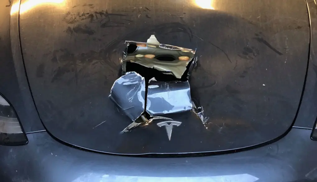 MÅTTE BETALE: Tesla-eieren måtte betale nytt panser selv. Foto: Privat MÅTTE BETALE: Tesla-eieren måtte betale nytt panser selv. Foto: Privat