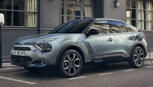 <b>CITROËN ë-C4.</b> Helelektrisk. Batteri: 46 kWt, rekkevidde: 350 km. Pris fra: Kr. 274.000. 4WD: Nei. Tilhengerfeste: Nei. <b>CITROËN ë-C4.</b> Helelektrisk. Batteri: 46 kWt, rekkevidde: 350 km. Pris fra: Kr. 274.000. 4WD: Nei. Tilhengerfeste: Nei.