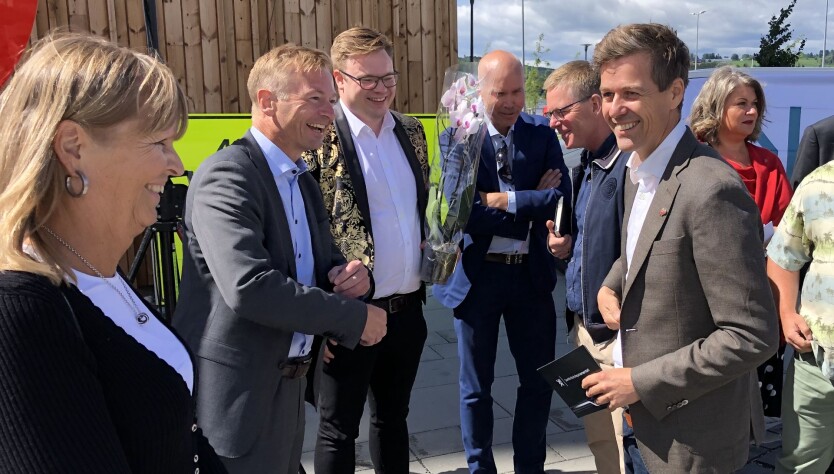 <b>FORNØYD:</b> Samferdselsminister Knut Arild Hareide er fornøyd med at Anette Aanesland (t.v.) og Nye Veier har bygget nye E6 både billigere og raskere enn budsjettert. Til høyre for Aanesland er Helge Orten, leder i Stortingets samferdselskomité. <b>FORNØYD:</b> Samferdselsminister Knut Arild Hareide er fornøyd med at Anette Aanesland (t.v.) og Nye Veier har bygget nye E6 både billigere og raskere enn budsjettert. Til høyre for Aanesland er Helge Orten, leder i Stortingets samferdselskomité.