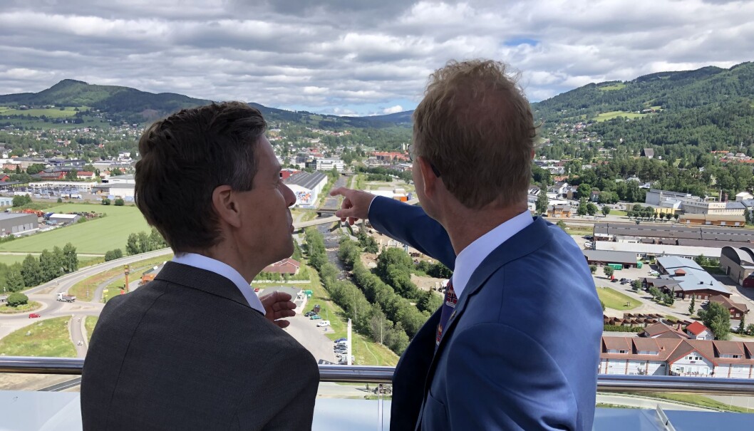 <b>HER BOR JEG:</b> Fremskrittspartiets entusiastiske stortingspolitiker Tor André Johnsen er blant naboene til den nye motorveien. Her viser han samferdselsminister Knut Arild Hareide nøyaktig hvor han bor <b>HER BOR JEG:</b> Fremskrittspartiets entusiastiske stortingspolitiker Tor André Johnsen er blant naboene til den nye motorveien. Her viser han samferdselsminister Knut Arild Hareide nøyaktig hvor han bor