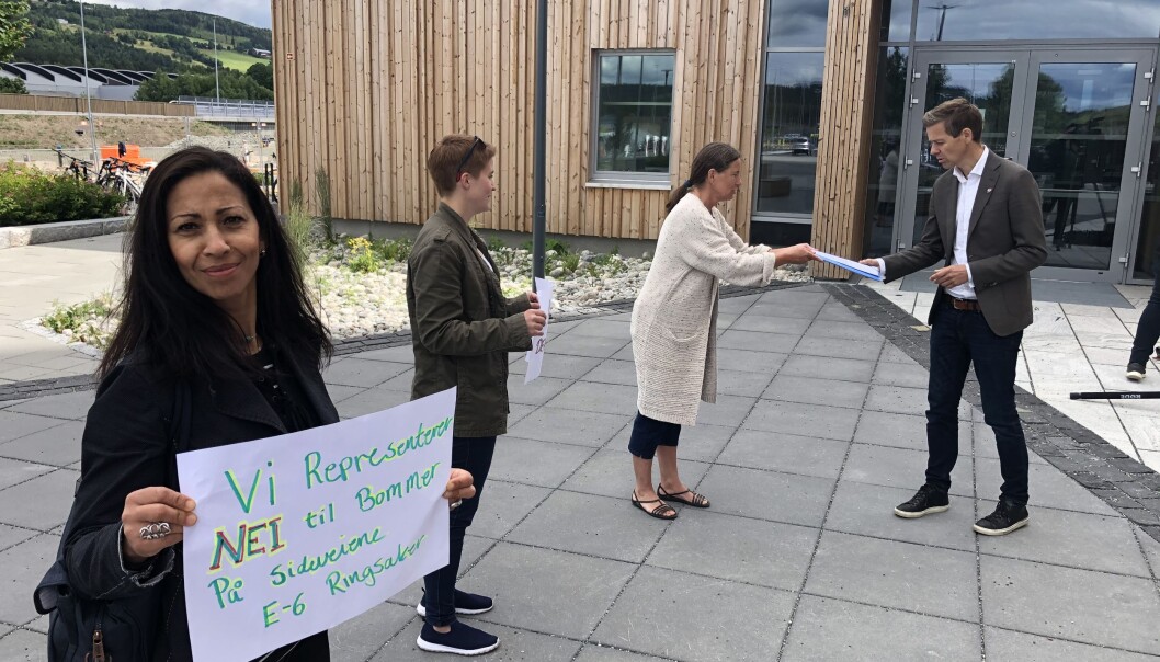 <b>NEI TIL BOM:</b> Flere i Ringsaker vil ikke ha bomstasjoner på sideveiene. Da den nye veien åpnet protesterte de, og overrakte samferdselsminister Knut Arild Hareide brev med sin misnøye. <b>NEI TIL BOM:</b> Flere i Ringsaker vil ikke ha bomstasjoner på sideveiene. Da den nye veien åpnet protesterte de, og overrakte samferdselsminister Knut Arild Hareide brev med sin misnøye.