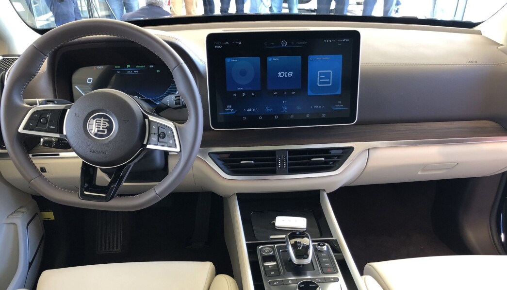 MODERNE: Instrumentpanelet i BYD Tang ser moderne ut og har en kvalitetsfølelse som folk flest vil oppleve er på nivå med Tesla, Jaguar I-Pace og Mercedes EQC, men kanskje litt under Audi e-tron. MODERNE: Instrumentpanelet i BYD Tang ser moderne ut og har en kvalitetsfølelse som folk flest vil oppleve er på nivå med Tesla, Jaguar I-Pace og Mercedes EQC, men kanskje litt under Audi e-tron.