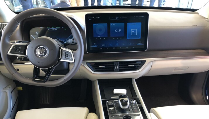 MODERNE: Instrumentpanelet i BYD Tang ser moderne ut og har en kvalitetsfølelse som folk flest vil oppleve er på nivå med Tesla, Jaguar I-Pace og Mercedes EQC, men kanskje litt under Audi e-tron.
