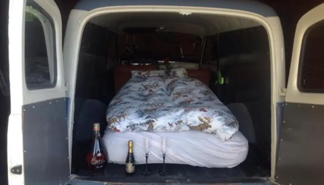 <b>RULLENDE HOTELL</b>: Med en velinnredet Volvo Duett trenger ikke Svein Helle noe bonuskort på Scandic. <b>RULLENDE HOTELL</b>: Med en velinnredet Volvo Duett trenger ikke Svein Helle noe bonuskort på Scandic.