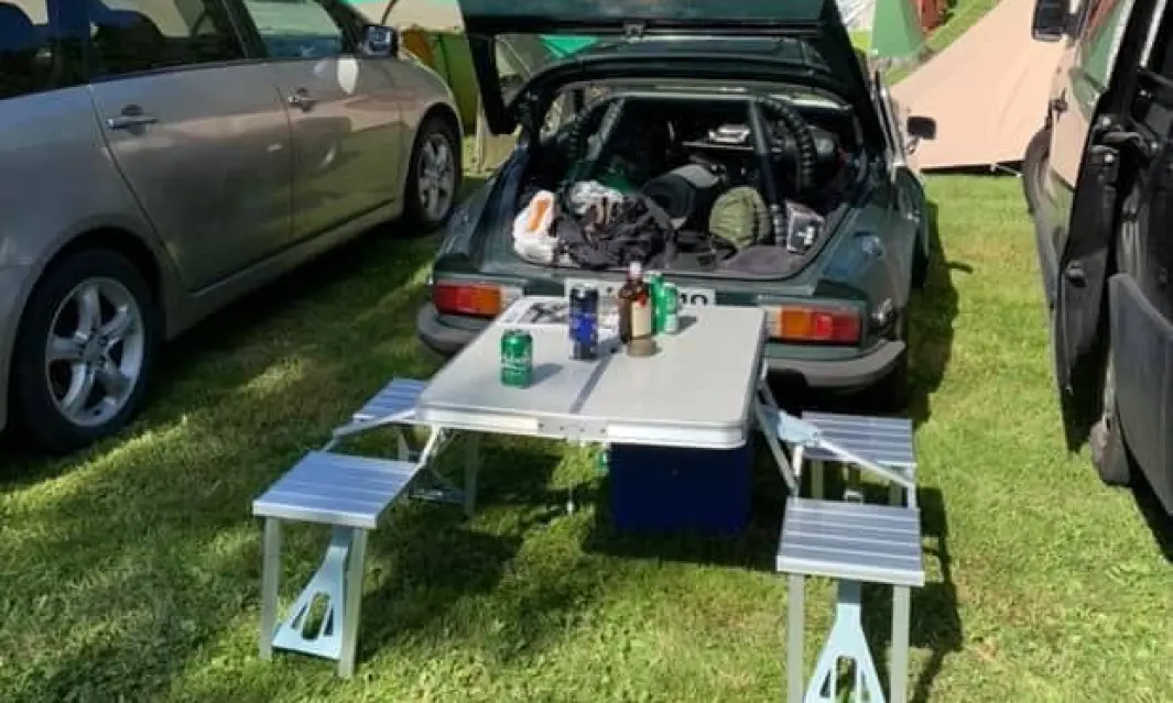 <b>FULL PAKKE</b>: Opp med lokket og vipps! Ut av Robert Hildonens smekre TVR smetter langbord og stoler. <b>FULL PAKKE</b>: Opp med lokket og vipps! Ut av Robert Hildonens smekre TVR smetter langbord og stoler.