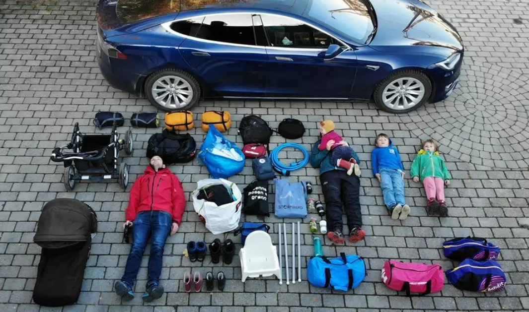<b>ALLE SKAL MED:</b> Lars Finne og familien valgte Model S på grunn av bagasjeromsplassen.