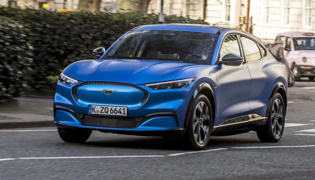 STILLE UTENPÅ: Ford Mustang Mach-E kan få litt klassisk Mustang-lyd - men bare inne i kupéen. STILLE UTENPÅ: Ford Mustang Mach-E kan få litt klassisk Mustang-lyd - men bare inne i kupéen.
