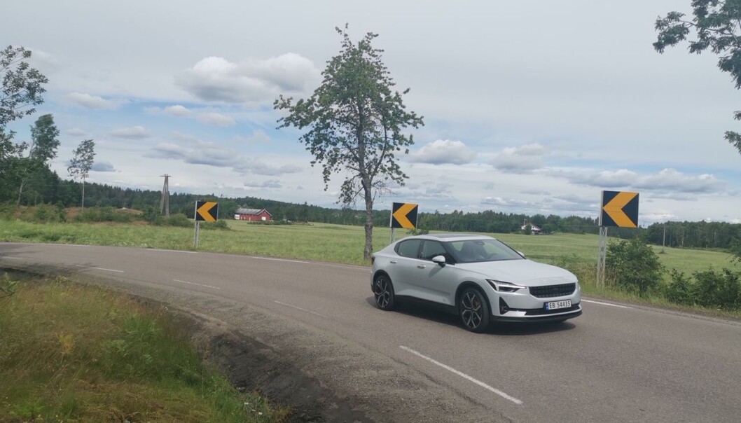 <b>KJØREGLAD:</b> Polestar 2 trives best under aktiv kjøring på svingete veier. Da kommer chassis og styring til sin rett. <b>KJØREGLAD:</b> Polestar 2 trives best under aktiv kjøring på svingete veier. Da kommer chassis og styring til sin rett.