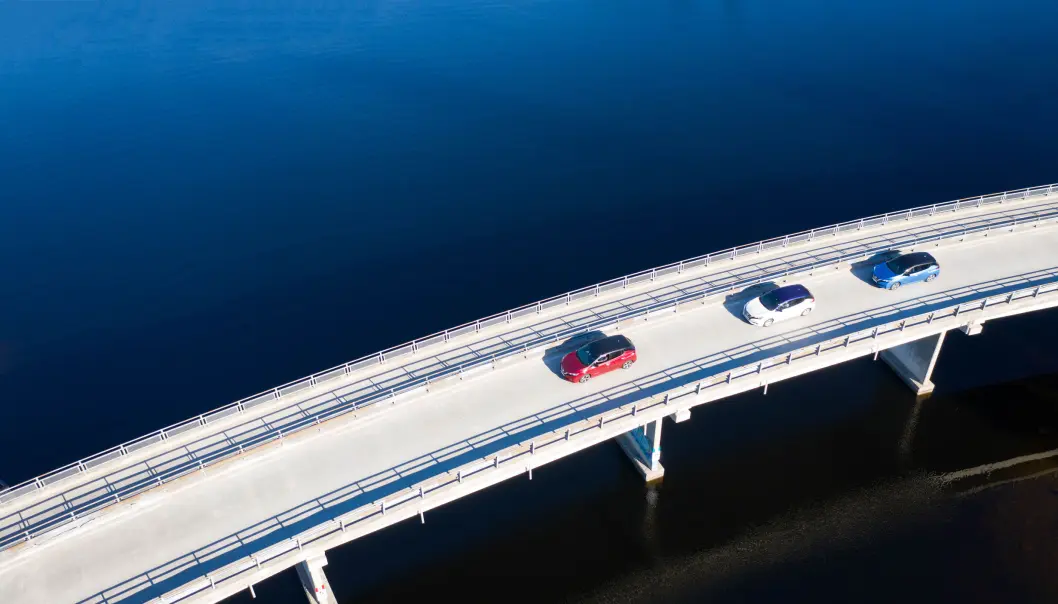 <b>OVER BROEN: </b>Tre blad Nissan Leaf på vei over Eikeren ved Vestfossen – med gode 40 mil igjen til Bergen. <b>OVER BROEN: </b>Tre blad Nissan Leaf på vei over Eikeren ved Vestfossen – med gode 40 mil igjen til Bergen.