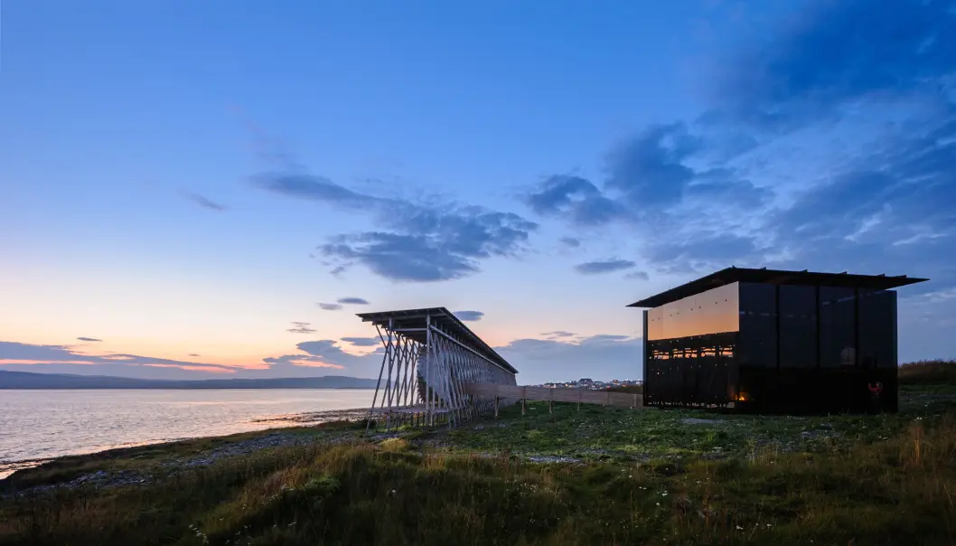 <b>FLAMMEHUSET: </b>Steilneset i Vardø, minnehallen og glassbygget rundt Louise Bourgeois' kunstverk over de 91 som ble brent for trolldomsvirksomhet. Den internasjonalt kjente arkitekten Peter Zumthor har tegnet både minnehallen og glassbygget. <b>FLAMMEHUSET: </b>Steilneset i Vardø, minnehallen og glassbygget rundt Louise Bourgeois' kunstverk over de 91 som ble brent for trolldomsvirksomhet. Den internasjonalt kjente arkitekten Peter Zumthor har tegnet både minnehallen og glassbygget.