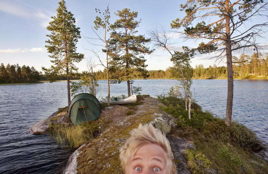 <b>HEISANN</b>: Marius Nygård Pettersen skriver, fotograferer og holder foredrag om friluftsliv. Her har han slått leir på en øy i padleparadiset Fjorda på Hadeland
