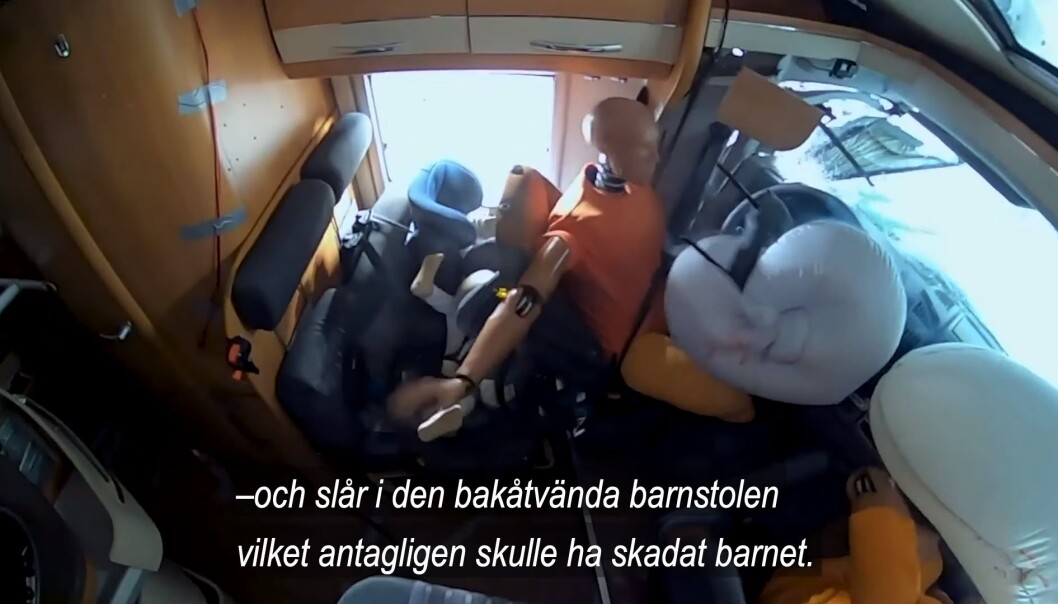 DRAMATISK: Under kollisjonen blir føreren kastet bakover og treffer barnet bakenfor med stor kraft. DRAMATISK: Under kollisjonen blir føreren kastet bakover og treffer barnet bakenfor med stor kraft.