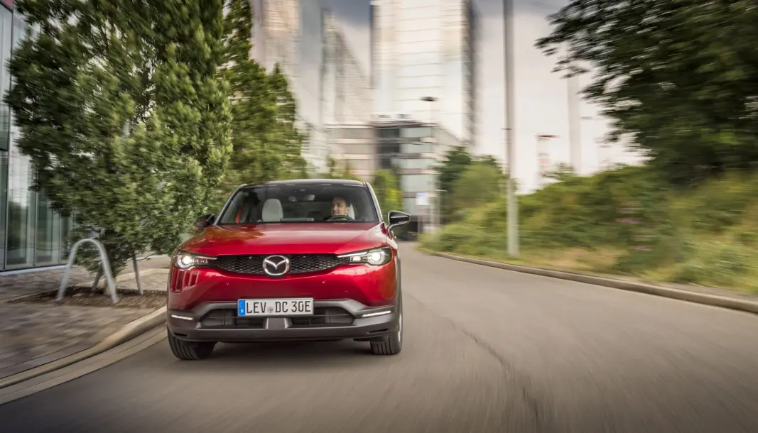 PÅ NORSKE VEIER: Motor har prøvekjørt nye Mazda MX-30 i Norge – på tyske skilter. Det ble en positiv opplevelse. PÅ NORSKE VEIER: Motor har prøvekjørt nye Mazda MX-30 i Norge – på tyske skilter. Det ble en positiv opplevelse.