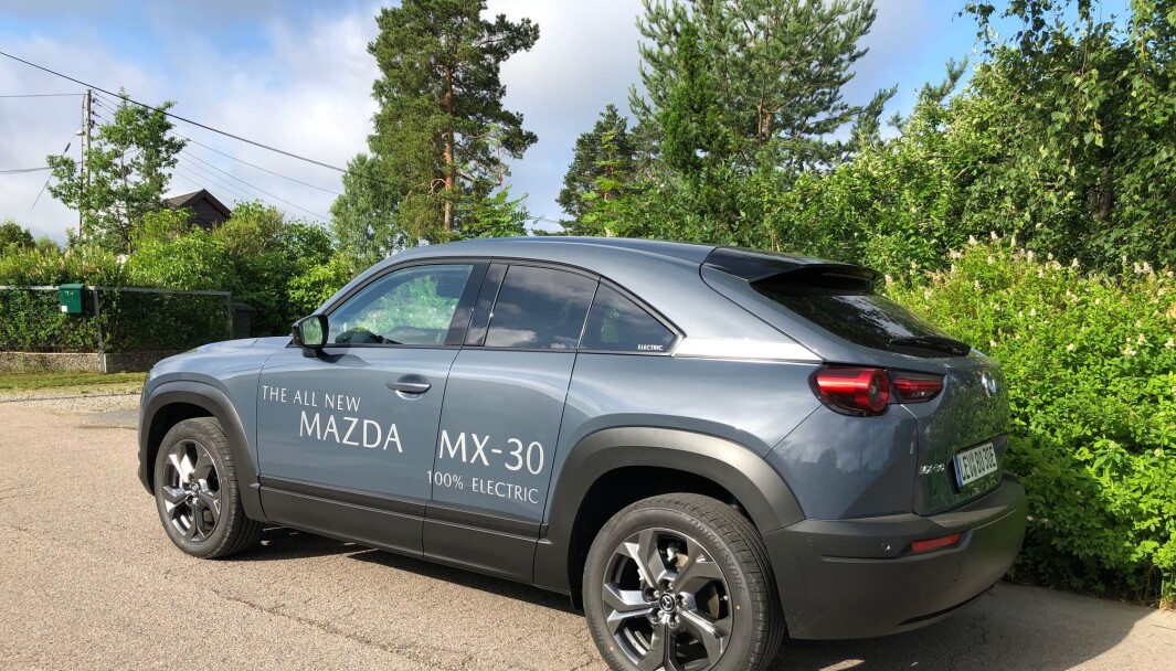 <b>SÆRPREG: </b>Her sees den smale bakdøren godt. Konstruksjonen kjenner vi fra sportsbilen RX-8. <b>SÆRPREG: </b>Her sees den smale bakdøren godt. Konstruksjonen kjenner vi fra sportsbilen RX-8.