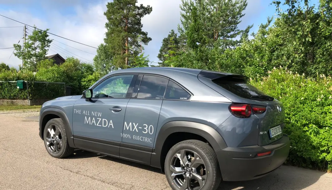 <b>SÆRPREG: </b>Her sees den smale bakdøren godt. Konstruksjonen kjenner vi fra sportsbilen RX-8. <b>SÆRPREG: </b>Her sees den smale bakdøren godt. Konstruksjonen kjenner vi fra sportsbilen RX-8.