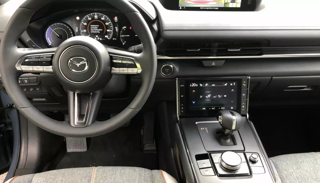 <b>KVALITET</b>: Form og funksjon er som i de øvrige av dagens Mazdaer, men midtkonsollen, den nedre skjermen og girspaken føles ny. Høy kvalitetsfølelse.
