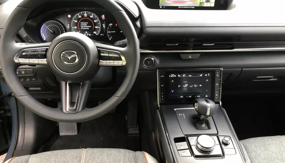 KVALITET: Form og funksjon er som i de øvrige av dagens Mazdaer, men midtkonsollen, den nedre skjermen og girspaken føles ny. Høy kvalitetsfølelse.