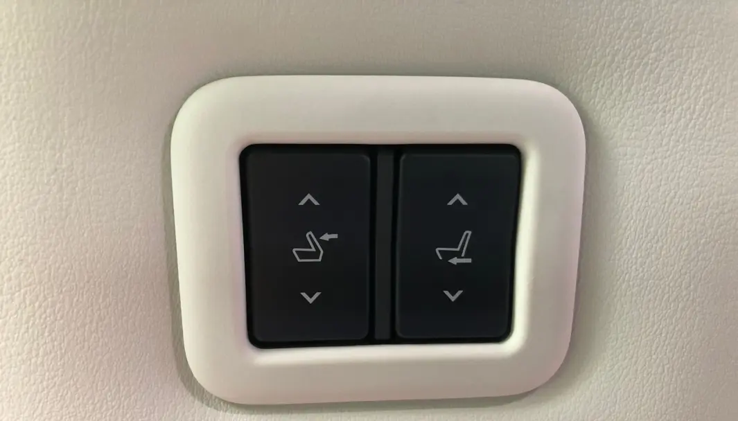 <b>ÅPNER:</b> Baksetepassasjerene kan skyve fram førersetet elektrisk. <b>ÅPNER:</b> Baksetepassasjerene kan skyve fram førersetet elektrisk.